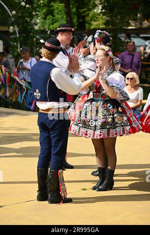 Brno - Bystrc, Repubblica Ceca, 24 giugno 2023. Festeggiamenti tradizionali della festa della festa nella Repubblica Ceca. Festival gastronomico. Ragazze Foto Stock