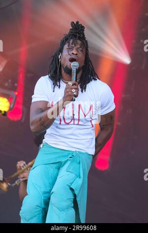 Pilton, Regno Unito. 24 giugno 2023. L'artista musicale afro-beat nigeriano Steven Umoh, conosciuto professionalmente come Obongjayar, si esibisce dal vivo sul palco del Glastonbury Festival of the Performing Arts Credito: SOPA Images Limited/Alamy Live News Foto Stock