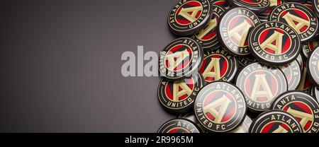 Loghi dell'American Soccer Team Atlanta United (MLS Major League Soccer) su un mucchio su un tavolo. Foto Stock