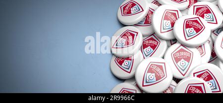 Loghi dell'American Soccer Team Colorado Rapids (MLS Major League Soccer) su un mucchio su un tavolo. Foto Stock