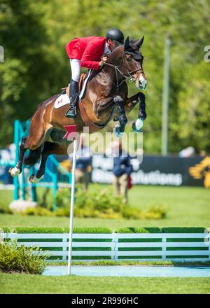 Mario Deslauriers del Canada gareggia durante la Coppa delle Nazioni FEI a Langley, il 4 giugno 2023. Foto Stock