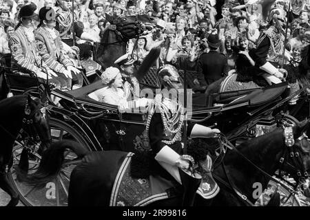 Foto del file datata 29/07/81 della Regina e del Duca di Edimburgo che guidano lungo Fleet Street per le nozze reali del Principe di Galles e Lady Diana Spencer. L'ex cavaliere Paul Whybrew (all'estrema sinistra), soprannominato "Tall Paul" all'interno della casa reale per la sua statura di 6 piedi e 4 pollici, fa parte di una squadra che lavora per decidere cosa verrà archiviato e cosa rimarrà riservato. Data di emissione: Domenica 25 giugno 2023. Foto Stock