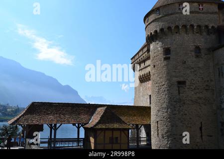 Castello di Chillon, Lago di Ginevra, Lac Leman vicino Montreux, Svizzera in una bella giornata primaverile. Castello da favola medievale Foto Stock