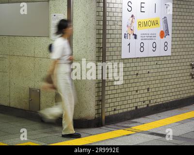 TOKYO, GIAPPONE - 16 giugno 2023: Un poster nella stazione della metropolitana di Meiji-jingumae che pubblicizza una mostra Rimowa, "SEIT 1898", che si terrà ad Harajuku. Foto Stock