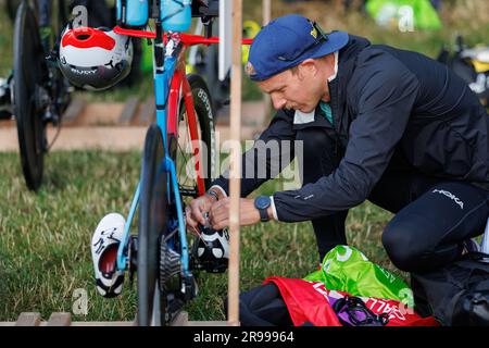 Hilpoltstein, Germania. 25 giugno 2023. Ben Kanute, triatleta statunitense, prepara la sua moto al Datev Challenge Roth. I partecipanti al triathlon devono nuotare per 3,8 km, pedalare per 180 km e correre per 42,195 km Credito: Daniel Karmann/dpa/Alamy Live News Foto Stock