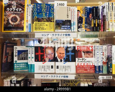 CHIBA, GIAPPONE - 13 giugno 2023: Libri relativi all'Ucraina e alla Russia in mostra in una libreria in Giappone. Foto Stock