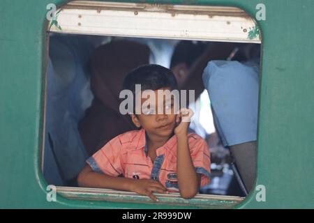 Dhaka, Bangladesh. 24 giugno 2023. Le persone in viaggio in patria aspettano il treno mentre viaggiano verso i loro villaggi, prima delle celebrazioni Eid-al-Adha alla stazione ferroviaria di Dacca, Bangladesh, il 24 giugno 2023. Milioni di bangladesi dovrebbero tornare a casa, i musulmani di tutto il mondo si preparano a celebrare uno dei più grandi festival religiosi musulmani di Eid-al-Adha. Foto di Habibur Rahman/ABACAPRESS.COM Credit: Abaca Press/Alamy Live News Foto Stock