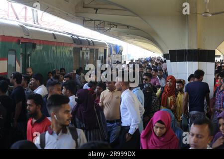 Dhaka, Bangladesh. 24 giugno 2023. Le persone in viaggio in patria aspettano il treno mentre viaggiano verso i loro villaggi, prima delle celebrazioni Eid-al-Adha alla stazione ferroviaria di Dacca, Bangladesh, il 24 giugno 2023. Milioni di bangladesi dovrebbero tornare a casa, i musulmani di tutto il mondo si preparano a celebrare uno dei più grandi festival religiosi musulmani di Eid-al-Adha. Foto di Habibur Rahman/ABACAPRESS.COM Credit: Abaca Press/Alamy Live News Foto Stock