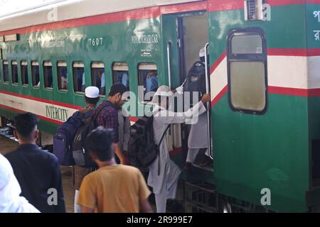 Dhaka, Bangladesh. 24 giugno 2023. Le persone in viaggio in patria aspettano il treno mentre viaggiano verso i loro villaggi, prima delle celebrazioni Eid-al-Adha alla stazione ferroviaria di Dacca, Bangladesh, il 24 giugno 2023. Milioni di bangladesi dovrebbero tornare a casa, i musulmani di tutto il mondo si preparano a celebrare uno dei più grandi festival religiosi musulmani di Eid-al-Adha. Foto di Habibur Rahman/ABACAPRESS.COM Credit: Abaca Press/Alamy Live News Foto Stock