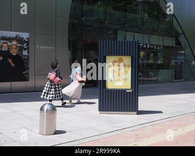 TOKYO, GIAPPONE - 2 maggio 2023: Di fronte al Sompo Museum of Art nella zona di Shinjuku a Tokyo. Tiene una mostra di opere legate alla Bretagna. Foto Stock