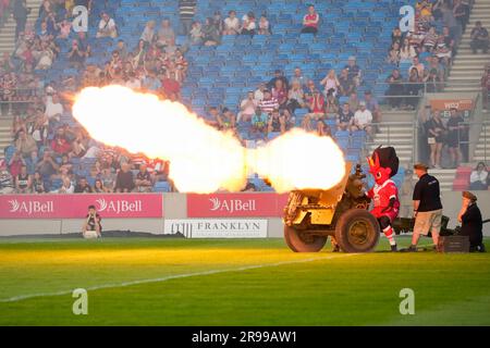 Eccles, Regno Unito. 25 giugno 2023. Diablo The Salford Red Devils Mascot lancia una pistola da campo nella giornata delle forze armate allo stadio prima della partita Betfred Super League Round 16 Salford Red Devils vs Wigan Warriors all'AJ Bell Stadium, Eccles, Regno Unito, 25 giugno 2023 (foto di Steve Flynn/News Images) a Eccles, Regno Unito il 6/25/2023. (Foto di Steve Flynn/News Images/Sipa USA) credito: SIPA USA/Alamy Live News Foto Stock