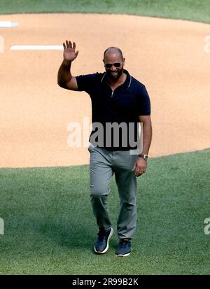 Ex St Il giocatore dei Louis Cardinals Albert Pujols saluta ai tifosi dopo aver preso parte ad un primo lancio cerimoniale durante la partita della MLB London Series al London Stadium di Londra. Data foto: Domenica 25 giugno 2023. Foto Stock