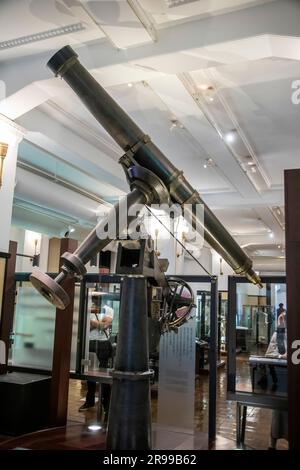 Tokyo Giappone 11 marzo 2023: Il telescopio astronomico di troughton nel museo naturale nella galleria Japan National Museum of Nature and Science. Foto Stock