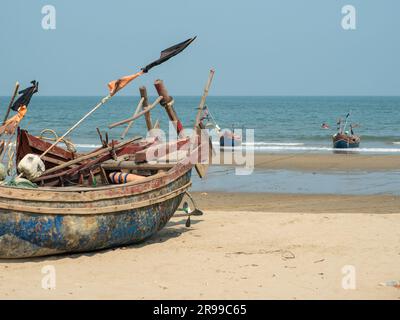 Tradizionali barche da pesca vietnamite spiaggiate sulla spiaggia di Sam Son, provincia del Vietnam di Thanh Hoa. Foto Stock