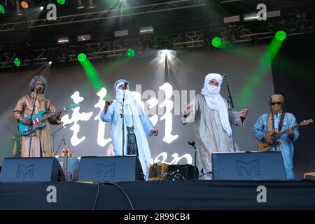 (L-R) Ibrahim Ag Alhabib, Abdallah Ag Alhousseyni, Ibrahim Ag Alhabib, Eyadou Ag Leche con Tinariwen un collettivo di musicisti tuareg provenienti dalla regione del deserto del Sahara del Mali settentrionale, esibendosi dal vivo sul palco del Glastonbury Festival of the Performing Arts Il collettivo fu formato da Ibrahim Ag Alhabib, Alhassane Ag Touhami e dai fratelli Inteyeden Ag Ablil e Liya Ag Ablil mentre erano esiliati in Algeria. Il loro album Tassili ha vinto il premio come miglior album musicale mondiale nel 2012. Foto Stock