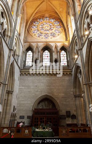 Una delle tre Rose Windows nella Cattedrale di Truro. Foto Stock