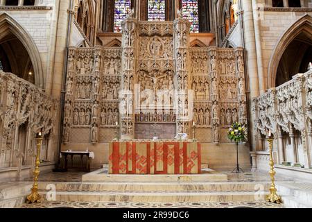 I dettagliatissimi Reredos e l'altare nella cattedrale di Truro. Foto Stock