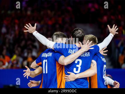 ROTTERDAM - Michael Parkinson dei Paesi Bassi, Maarten van Garderen dei Paesi Bassi e Bennie Junior Tuinstra dei Paesi Bassi celebrano un punto durante la partita di pallavolo della Nations League tra Paesi Bassi e Serbia. ANP SEM VAN DER WAL netherlands Out - belgium Out credito: ANP/Alamy Live News Foto Stock