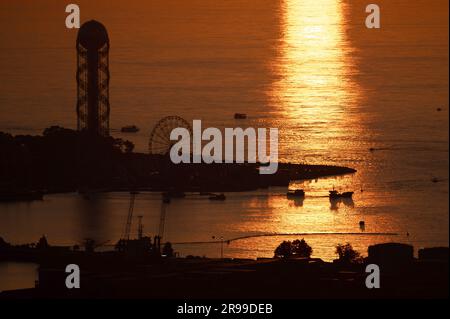 Batumi, Georgia. 24 giugno 2023. Lo sfondo della città portuale al tramonto sul Mar Nero. Credito: Sebastian Kahnert/dpa/Alamy Live News Foto Stock