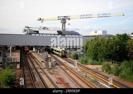 Lavori di ingegneria per costruire il nuovo terminal della stazione ferroviaria dell'aeroporto di Gatwick Foto Stock