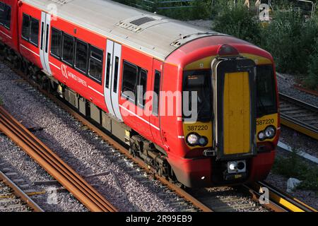 Un treno Southern Rail alla stazione ferroviaria dell'aeroporto di Gatwick Foto Stock