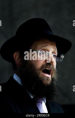 Berlino, Germania. 25 giugno 2023. Rabbi Yehuda Teichtal parla alla cerimonia di apertura del campus ebraico delle pere (PJC). La più grande istituzione ebraica per l'istruzione, la cultura e lo sport da quando la Shoah ha aperto a Berlino con una festa di strada. Il Pears Jewish Campus di Wilmersdorf offre 8.000 metri quadrati di asilo nido, scuola elementare e superiore, studi artistici e studi musicali, un cinema da 100 posti e una sala per eventi e sport. Crediti: Carsten Koall/dpa/Alamy Live News Foto Stock