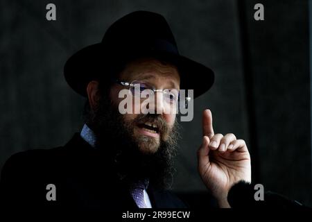 Berlino, Germania. 25 giugno 2023. Rabbi Yehuda Teichtal parla alla cerimonia di apertura del campus ebraico delle pere (PJC). La più grande istituzione ebraica per l'istruzione, la cultura e lo sport da quando la Shoah ha aperto a Berlino con una festa di strada. Il Pears Jewish Campus di Wilmersdorf offre 8.000 metri quadrati di asilo nido, scuola elementare e superiore, studi artistici e studi musicali, un cinema da 100 posti e una sala per eventi e sport. Crediti: Carsten Koall/dpa/Alamy Live News Foto Stock