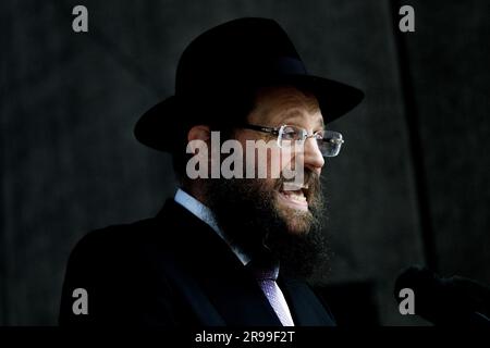 Berlino, Germania. 25 giugno 2023. Rabbi Yehuda Teichtal, parla alla cerimonia di apertura del campus ebraico delle pere (PJC). La più grande istituzione ebraica per l'istruzione, la cultura e lo sport da quando la Shoah ha aperto a Berlino con una festa di strada. Il Pears Jewish Campus di Wilmersdorf offre 8.000 metri quadrati di asilo nido, scuola elementare e superiore, studi artistici e studi musicali, un cinema da 100 posti e una sala per eventi e sport. Crediti: Carsten Koall/dpa/Alamy Live News Foto Stock