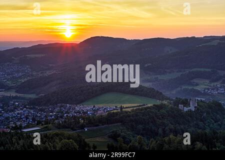 Vista dall'Eggflue vicino a Pfeffingen sulla Birsecktal di prima mattina con l'alba Foto Stock