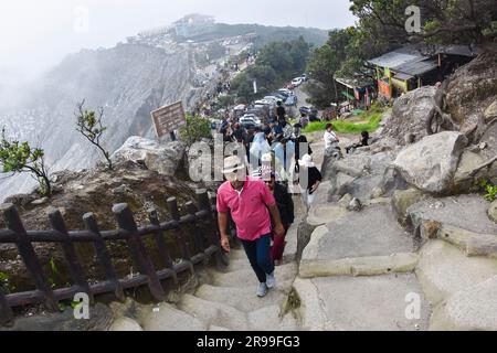 Bandung, Indonesia. 25 giugno 2023. Un turista straniero sale i gradini del cratere del vulcano Tangkuban Parahu, nella Reggenza di Bandung, Giava Occidentale, Indonesia, il 25 giugno 2023. Uno dei vulcani di Giava Occidentale, il Monte Tangkuban Perahu attrae l'interesse sia dei turisti locali che stranieri durante le vacanze del fine settimana. (Foto di Dimas Rachmatsyah/INA Photo Agency/Sipa USA) credito: SIPA USA/Alamy Live News Foto Stock