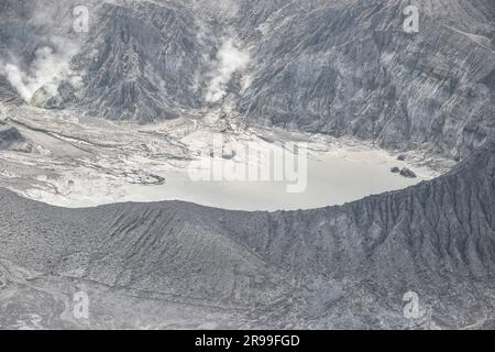 Bandung, Indonesia. 25 giugno 2023. Vista del cratere del vulcano Tangkuban Parahu, nella Reggenza di Bandung, Giava Occidentale, Indonesia, il 25 giugno 2023. Uno dei vulcani di Giava Occidentale, il Monte Tangkuban Perahu attrae l'interesse sia dei turisti locali che stranieri durante le vacanze del fine settimana. (Foto di Dimas Rachmatsyah/INA Photo Agency/Sipa USA) credito: SIPA USA/Alamy Live News Foto Stock