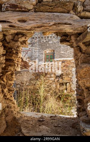 Una tradizionale casa di villaggio abbandonata ad Halki, un piccolo villaggio agricolo a Naxos, in Grecia. Reinsediamento, disoccupazione, UE, giovani. Foto Stock