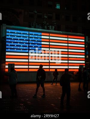 Bandiera americana presso l'ufficio reclutamento dell'esercito degli Stati Uniti a Times Square, Manhattan, New York Foto Stock