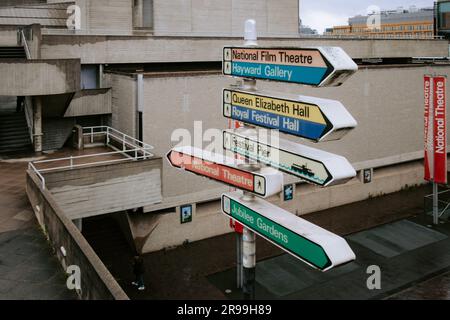 Indicazioni per l'edificio del Teatro Nazionale Foto Stock