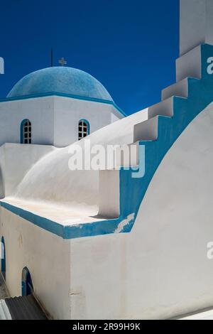 Colorata chiesa greca tradizionale ad Apollonas, un villaggio di pescatori a Naxos, Grecia. Colori architettonici, blu e bianco. Ortodosso. Foto Stock