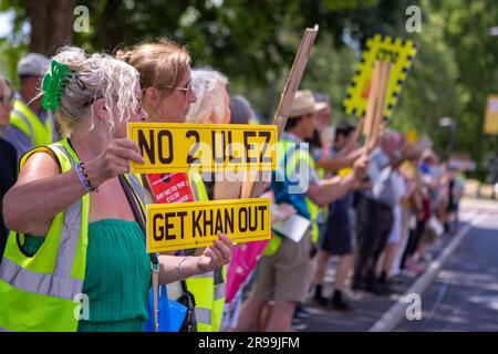 Londra, Regno Unito. 25 giugno 2023. Gli attivisti hanno dei cartelli che esprimono la loro opinione durante la manifestazione. Attivisti si sono riuniti a Marble Arch nel centro di Londra per protestare contro l'espansione della ULEZ (Ultra Low Emission zone) da parte del sindaco di Londra Sadiq Khan. Credito: SOPA Images Limited/Alamy Live News Foto Stock