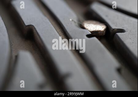Chiodo in metallo per pneumatici per auto macro vista ravvicinata Foto Stock