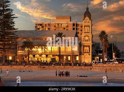 4 aprile 2016. Gente a Glenelg Beach, Adelaide, Australia meridionale Foto Stock