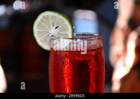 Bere bevande rosse dà energia al corpo e aumenta l'eccitazione Foto Stock