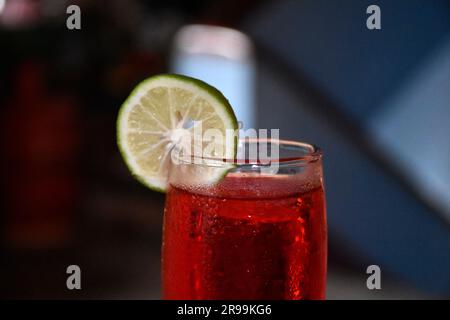 Bere bevande rosse dà energia al corpo e aumenta l'eccitazione Foto Stock