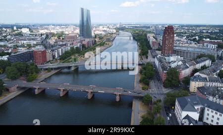 Vista aerea del fiume meno che scorre attraverso Francoforte, Germania Foto Stock