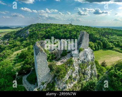 Vista panoramica aerea del castello gotico di Sirotčí Hrádek o Waisenstein sopra Klentnice nella Moravia meridionale, su due scogliere calcaree Foto Stock