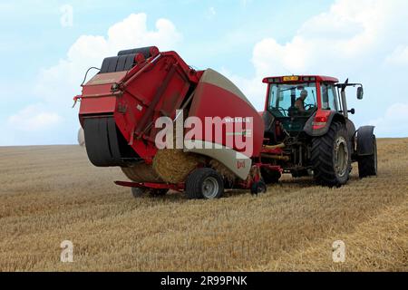 Lavori agricoli. Il raccolto in Lorena. Regione Grand Est, Francia Foto Stock