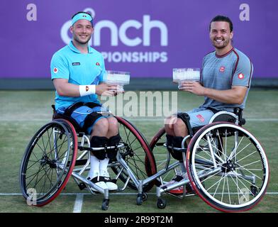 Alfie Hewett e Gordon Reid celebrano la vittoria contro Joachim Gerard e Stephane Houdet dopo la finale di doppio su sedia a rotelle maschile il settimo giorno dei Campionati Cinch 2023 al Queen's Club di Londra. Data foto: Sabato 25 giugno 2023. Foto Stock