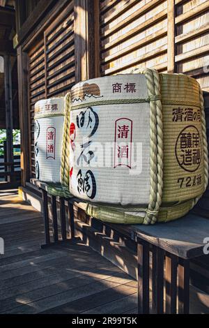 Produzione giapponese sake / paglia mat botte sake barile al Shinto Shrine in Akashi, prefettura di Hyogo, Giappone. Foto Stock