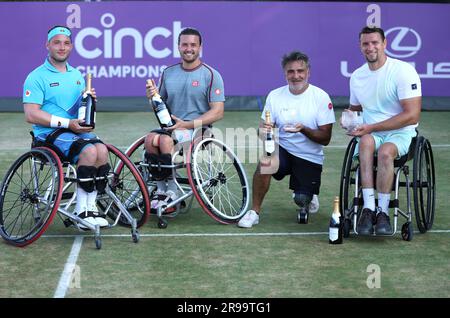 Alfie Hewett e Gordon Reid celebrano la vittoria contro Joachim Gerard e Stephane Houdet dopo la finale di doppio su sedia a rotelle maschile il settimo giorno dei Campionati Cinch 2023 al Queen's Club di Londra. Data foto: Sabato 25 giugno 2023. Foto Stock