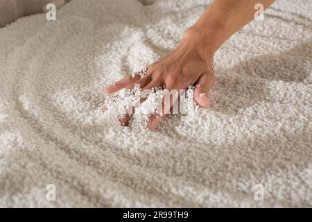 Produzione di sake giapponese: Mani con grani di riso per la produzione di sake giapponese. Prefettura di Hyogo, Giappone Foto Stock