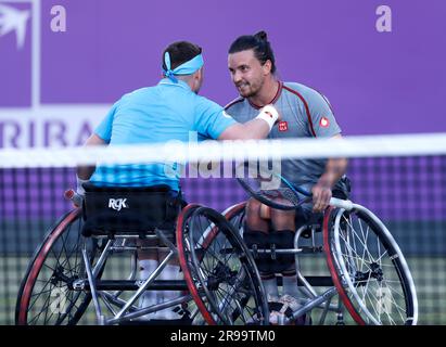 Alfie Hewett e Gordon Reid celebrano la vittoria contro Joachim Gerard e Stephane Houdet dopo la finale di doppio su sedia a rotelle maschile il settimo giorno dei Campionati Cinch 2023 al Queen's Club di Londra. Data foto: Sabato 25 giugno 2023. Foto Stock