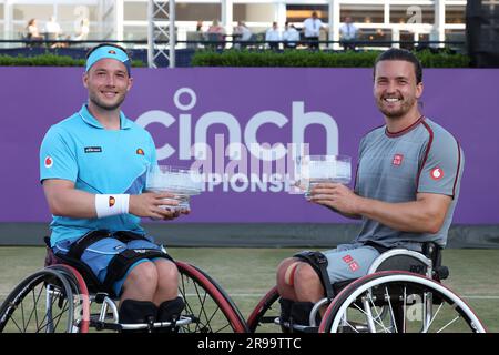 25 giugno 2023; Cinch Championships, Queens Club, West Kensington, Londra, Inghilterra: Cinch Championships Queens Club, giorno 7; Alfie Hewett (GBR) &amp; Gordon Reid (GBR) sollevano i loro Trofei di doppio per sedia a rotelle dopo aver sconfitto Joachim Gerard (BEL) &amp; Stephane Houdet (fra) in finale Foto Stock