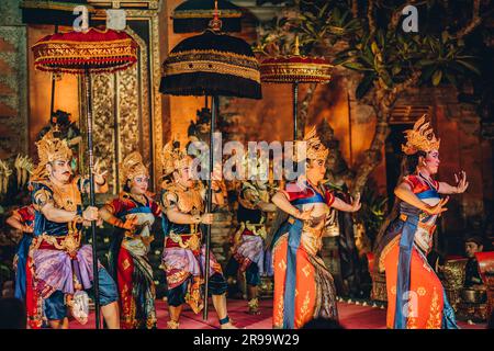 UBUD, BALI, INDONESIA - 10 FEBBRAIO 2023: La danza tradizionale Legong e Barong nel Palazzo di Ubud viene eseguita da attori professionisti locali con abiti colorati, gesti espressivi ed espressioni facciali Foto Stock